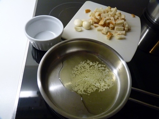 Butter, Knoblauch und Brotwrfel