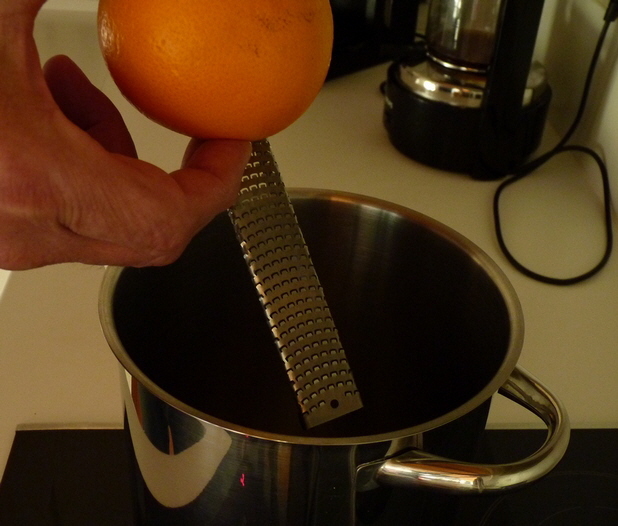 Die Orangenschale wird dnn abgerieben.