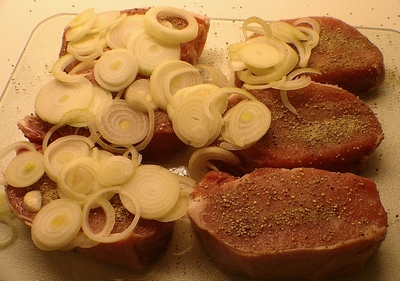 Zwiebeln geben einen guten Geschmack und machen das Fleisch mrbe