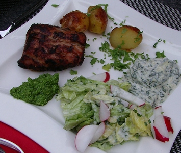Spiebraten (Schweinefilet) mit Kopfsalat, Kartoffeln, Kruterquark und Pesto
