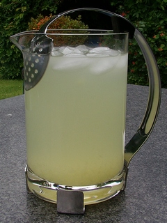 Zitronenwasser mit Eis